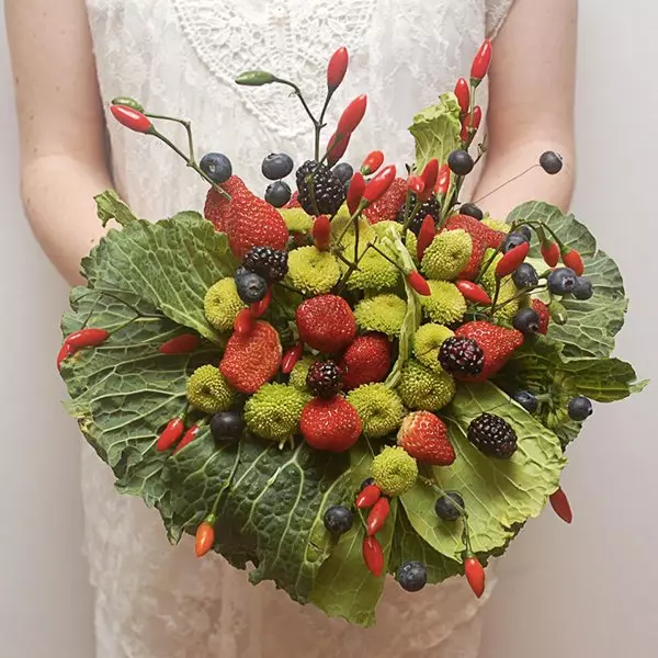 Овошен букет за свадба (44 фотографии): Изберете букет свадба букет со бобинки, зеленчук и цвеќиња 7999_13