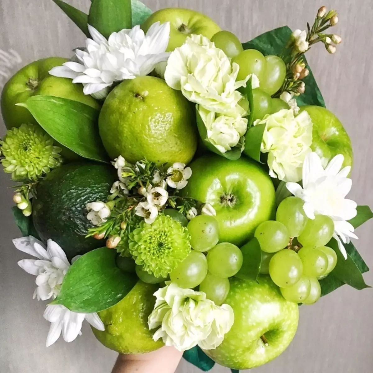 Овошен букет за свадба (44 фотографии): Изберете букет свадба букет со бобинки, зеленчук и цвеќиња 7999_17