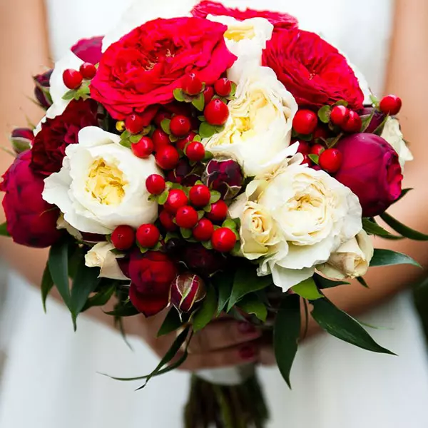 Овошен букет за свадба (44 фотографии): Изберете букет свадба букет со бобинки, зеленчук и цвеќиња 7999_25