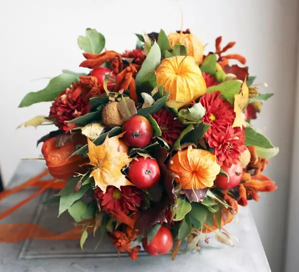 Овошен букет за свадба (44 фотографии): Изберете букет свадба букет со бобинки, зеленчук и цвеќиња 7999_26