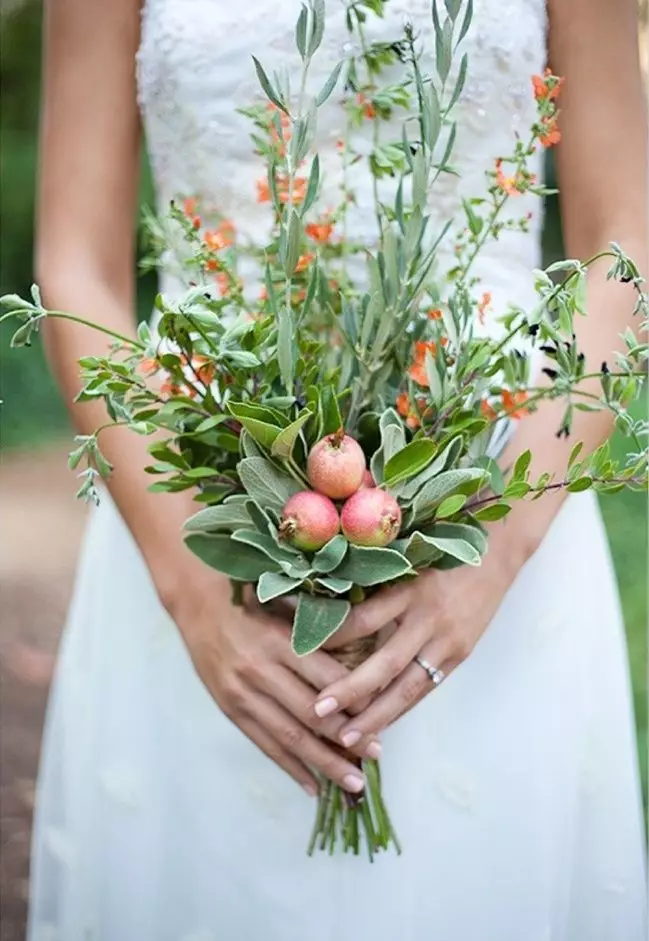 Овошен букет за свадба (44 фотографии): Изберете букет свадба букет со бобинки, зеленчук и цвеќиња 7999_31