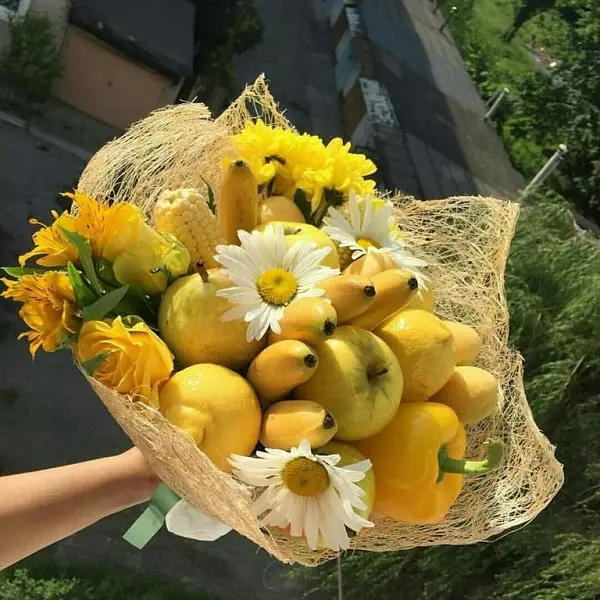 Овошен букет за свадба (44 фотографии): Изберете букет свадба букет со бобинки, зеленчук и цвеќиња 7999_32