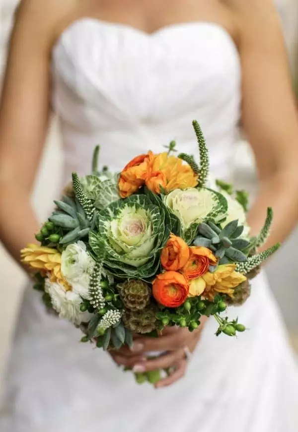 Овошен букет за свадба (44 фотографии): Изберете букет свадба букет со бобинки, зеленчук и цвеќиња 7999_33