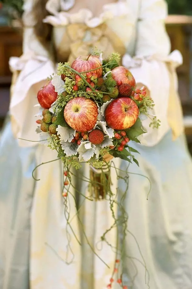 Овошен букет за свадба (44 фотографии): Изберете букет свадба букет со бобинки, зеленчук и цвеќиња 7999_34