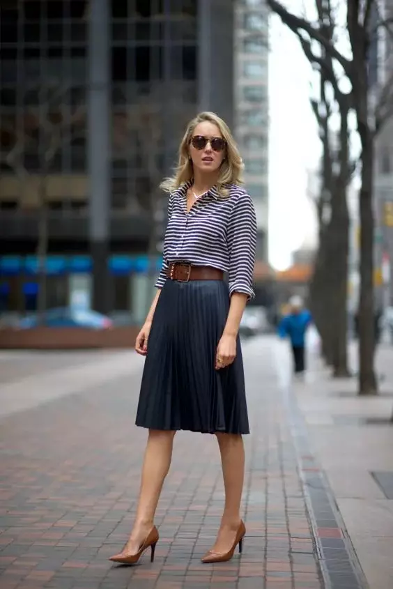 What to wear a pleated skirt below the knee? Images with the skirt of Plears. What shoes to wear with midi skirt? Luke with blue, gray and other skirts 799_15