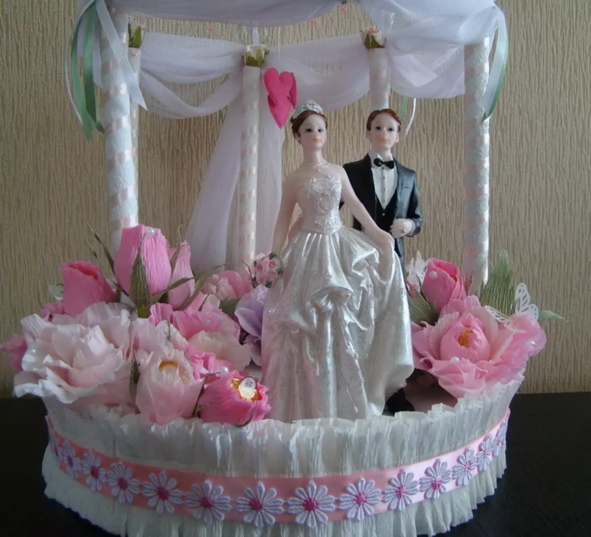 Csokor cukorka esküvőn (60 fotók): Eredeti esküvői cukorka kompozíciók a menyasszony számára 8000_45