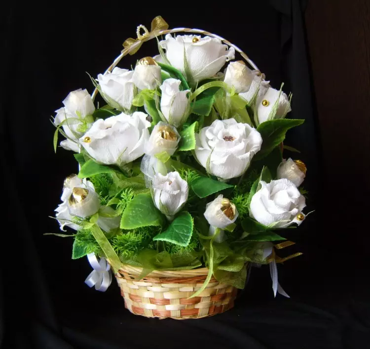 የሠርግ ላይ ከረሜላ (60 ፎቶዎች) Bouquet: ኦሪጅናል የሰርግ ከረሜላ ቅንብሮች ሙሽሪት ለ 8000_7