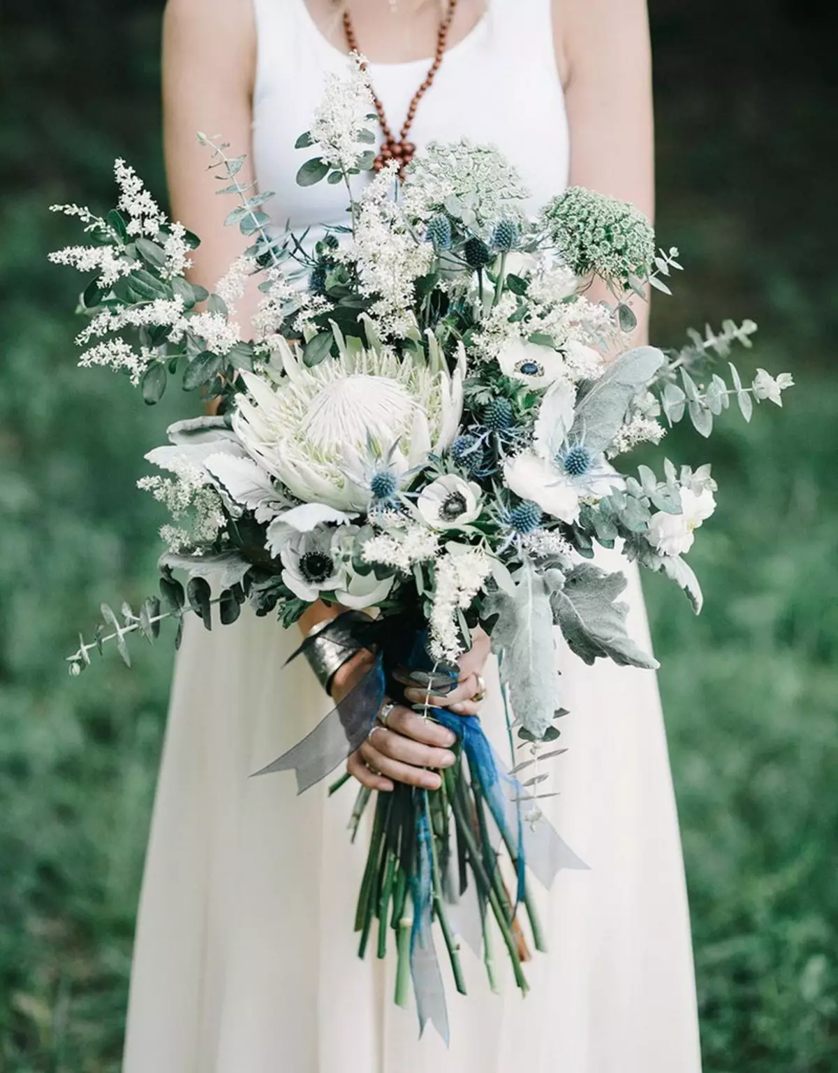 Букет нареченої «Растрепиш» (43 фото): весільний розпатланий букет білого і винного кольору 8004_15