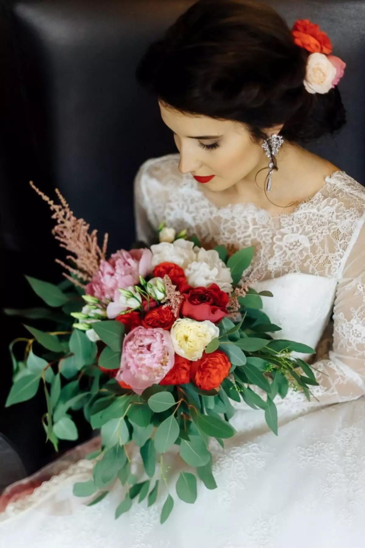 Букет нареченої «Растрепиш» (43 фото): весільний розпатланий букет білого і винного кольору 8004_38