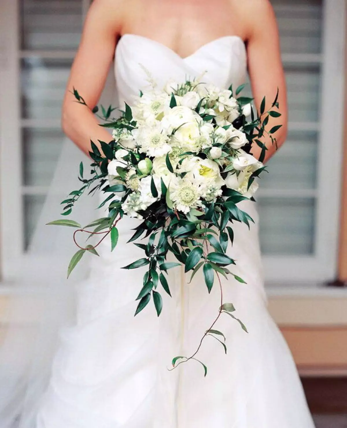 Букет нареченої «Растрепиш» (43 фото): весільний розпатланий букет білого і винного кольору 8004_7