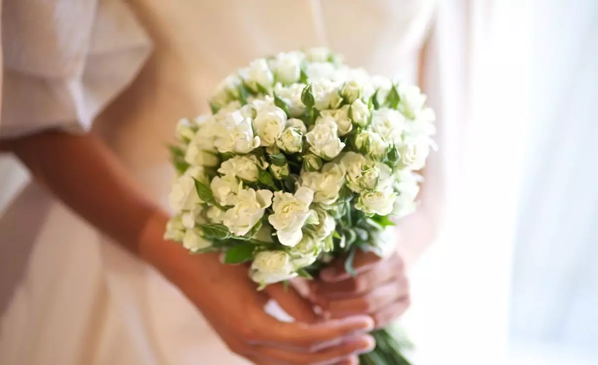 Menyasszonyi csokor rózsa (74 fotók): Esküvői készítmények készült rózsa fehér eustomas, kék freesies és piros alstromeries 8005_12