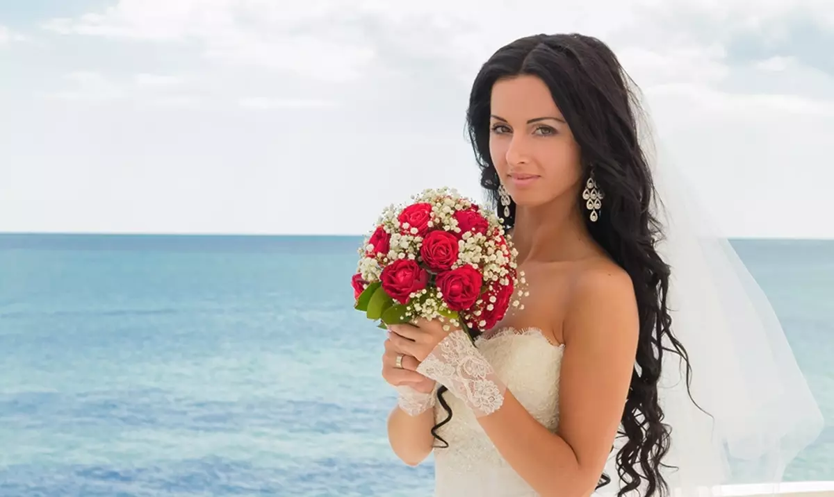 Bouquet de mariée de roses (74 photos): Mariage Compositions en roses avec des EUSTOMAS blancs, des freesdies bleues et des alstromères rouges 8005_13