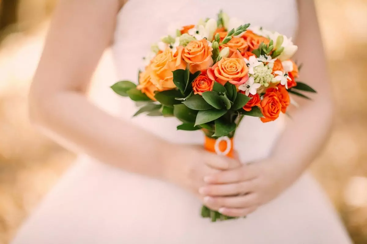 Svatební kytice růží (74 fotek): Svatební skladby z růží s bílými eustomy, modré svobodné a červené alstromeries 8005_14