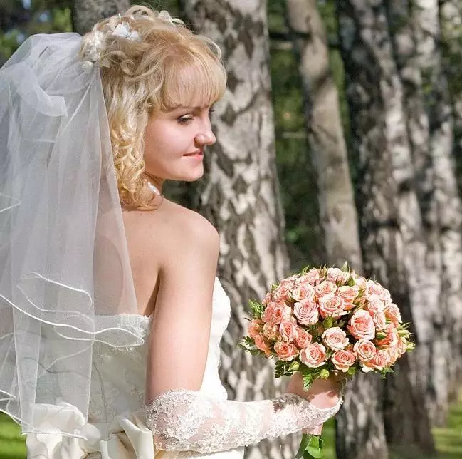 Svadba buket ruža (74 fotografije): Wedding kompozicije napravljen od ruža sa bijelim eustomas, plava freesies i crvene alstromeries 8005_15