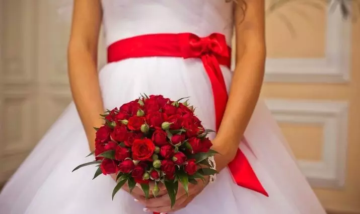 Bouquet de novia de rosas (74 fotos): composicións de matrimonio feitas de rosas con eustomas brancos, freesías azuis e alstromías vermellas 8005_16