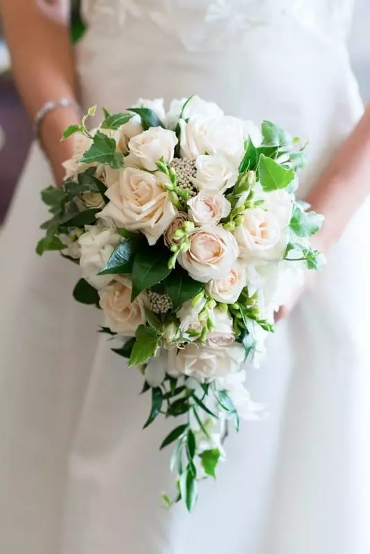 Poročna šopek vrtnic (74 fotografij): Poročne kompozicije iz vrtnic z belimi Eustomas, modrimi freesies in rdečimi altromerji 8005_17
