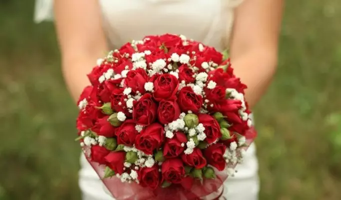 Brudebukett av roser (74 bilder): Bryllupsammensetninger laget av roser med hvite eustomas, blå frelser og røde alstromier 8005_18