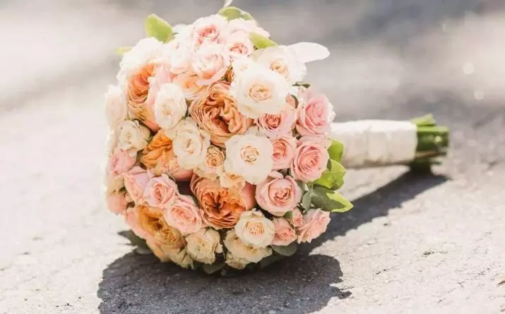 Bouquet de mariée de roses (74 photos): Mariage Compositions en roses avec des EUSTOMAS blancs, des freesdies bleues et des alstromères rouges 8005_2