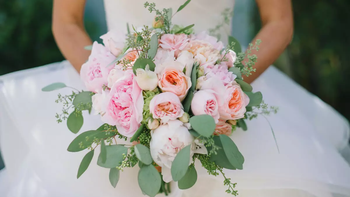 Menyasszonyi csokor rózsa (74 fotók): Esküvői készítmények készült rózsa fehér eustomas, kék freesies és piros alstromeries 8005_20