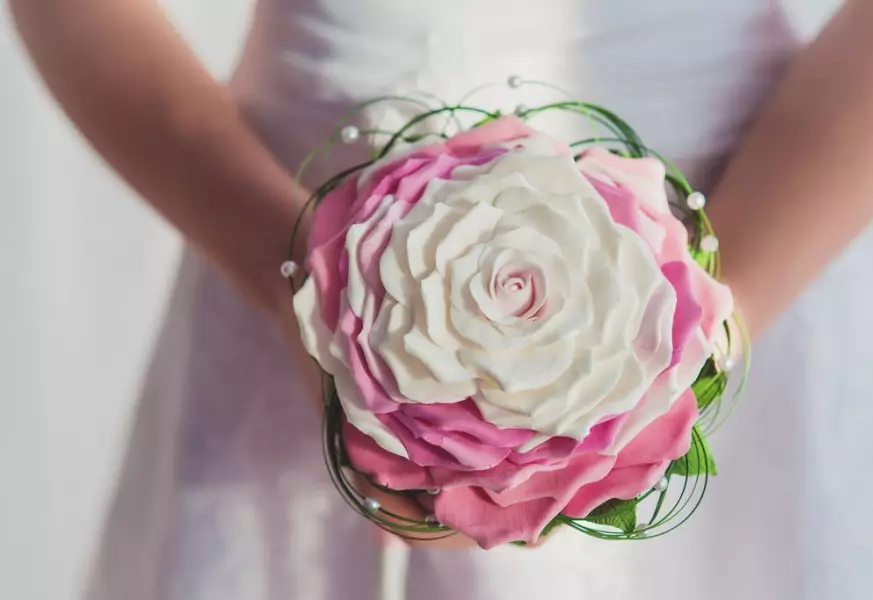 Svadba buket ruža (74 fotografije): Wedding kompozicije napravljen od ruža sa bijelim eustomas, plava freesies i crvene alstromeries 8005_21