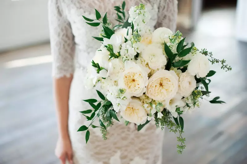 新娘花束玫瑰（74张）：婚礼作品由玫瑰制成与白色eustomas，蓝色弗雷酸和红色盛门 8005_22
