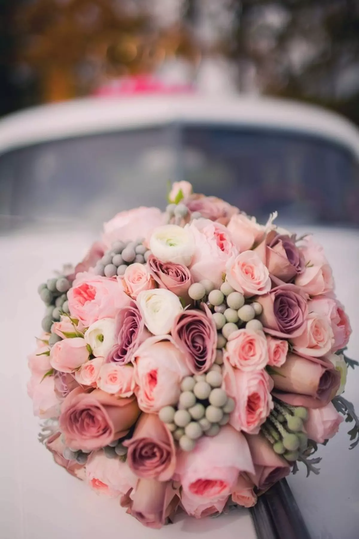 Bouquet de novia de rosas (74 fotos): composicións de matrimonio feitas de rosas con eustomas brancos, freesías azuis e alstromías vermellas 8005_23