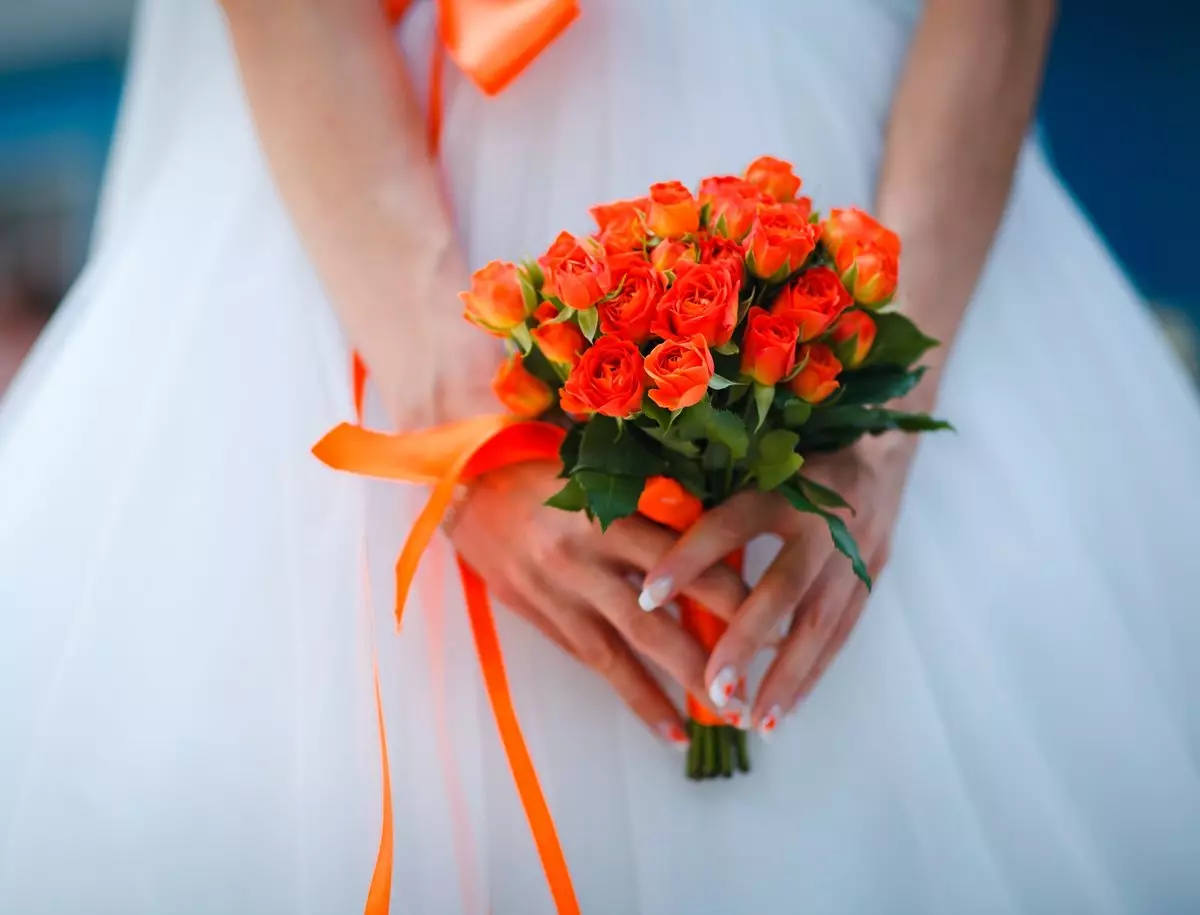 Svatební kytice růží (74 fotek): Svatební skladby z růží s bílými eustomy, modré svobodné a červené alstromeries 8005_25
