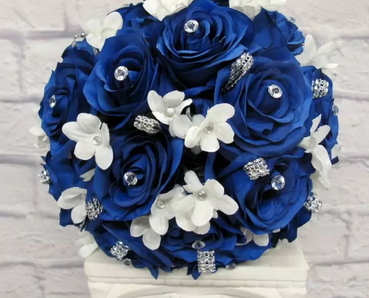 Bridal bouquet of roses (74 photos): Wedding compositions made of roses with white eustomas, blue freesies and red alstromeries 8005_27