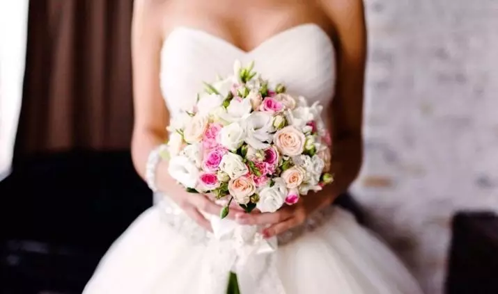 Menyasszonyi csokor rózsa (74 fotók): Esküvői készítmények készült rózsa fehér eustomas, kék freesies és piros alstromeries 8005_28