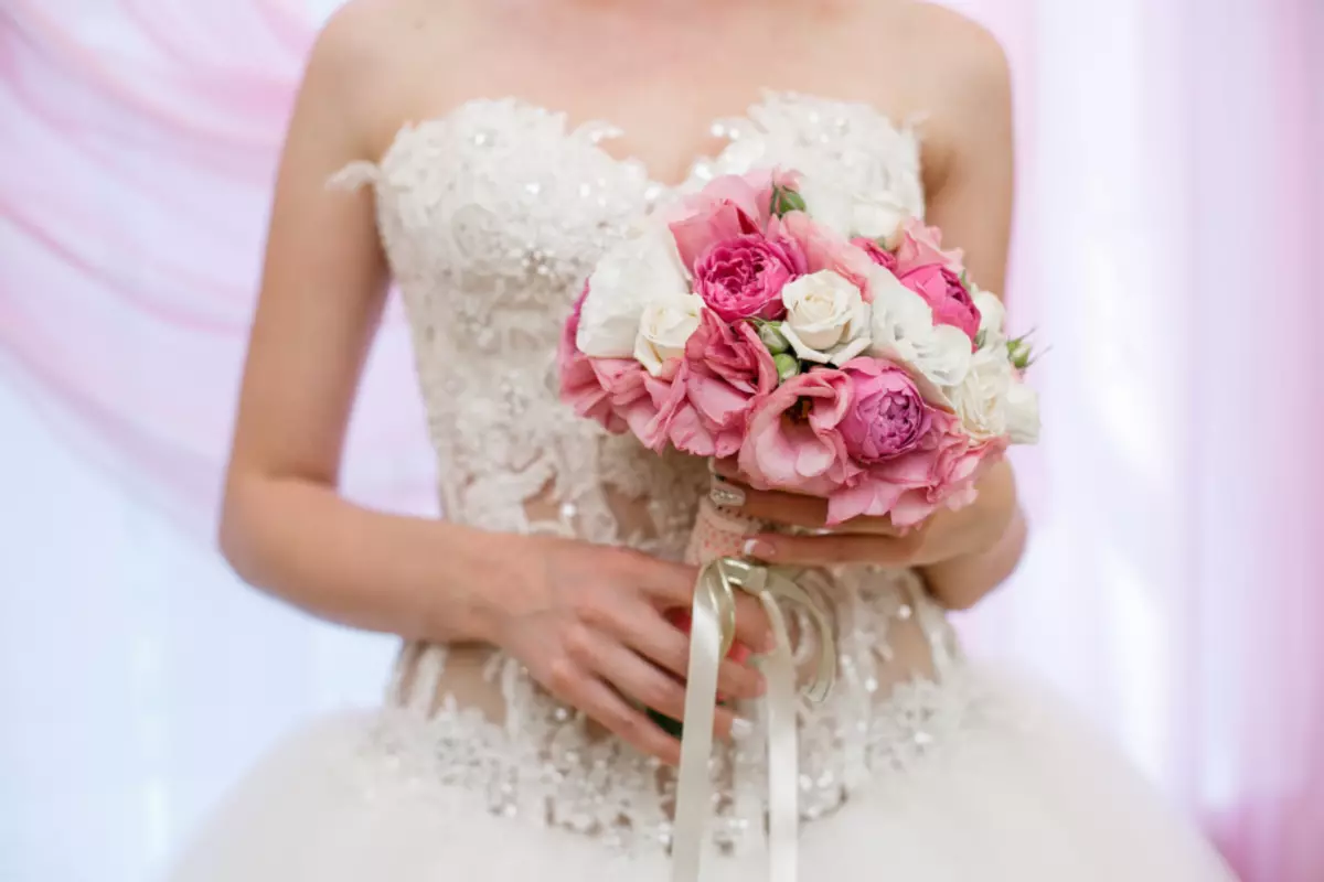 Menyasszonyi csokor rózsa (74 fotók): Esküvői készítmények készült rózsa fehér eustomas, kék freesies és piros alstromeries 8005_29