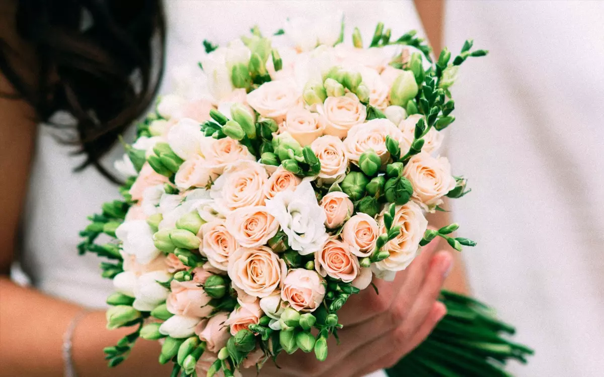 Bridal boeket (74 foto's): Wedding Gearstallingts makke fan roazen mei wite Eustomas, blauwe freesies en reade alstromerijen 8005_3