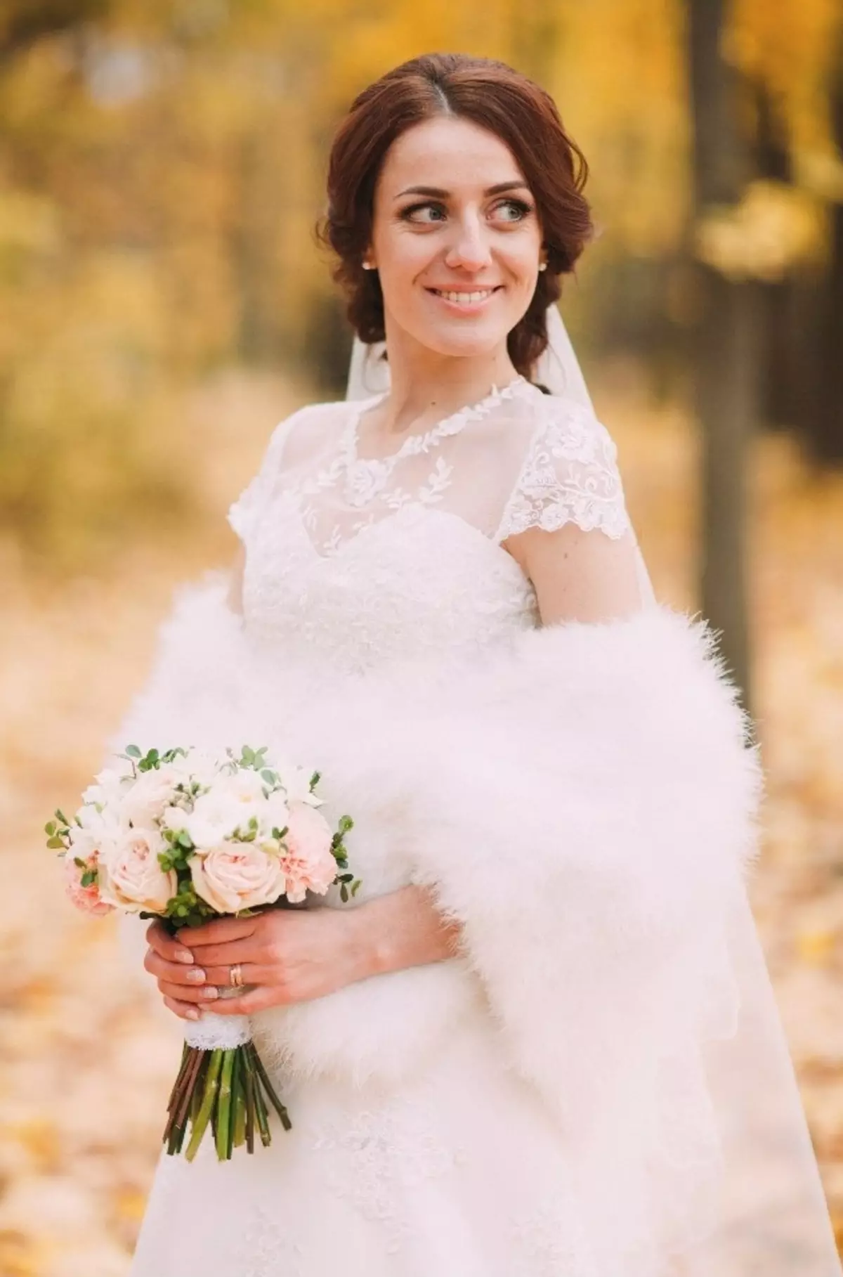 Menyasszonyi csokor rózsa (74 fotók): Esküvői készítmények készült rózsa fehér eustomas, kék freesies és piros alstromeries 8005_30