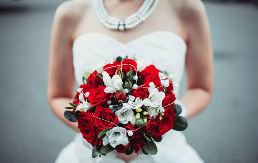 Bridal boeket (74 foto's): Wedding Gearstallingts makke fan roazen mei wite Eustomas, blauwe freesies en reade alstromerijen 8005_31