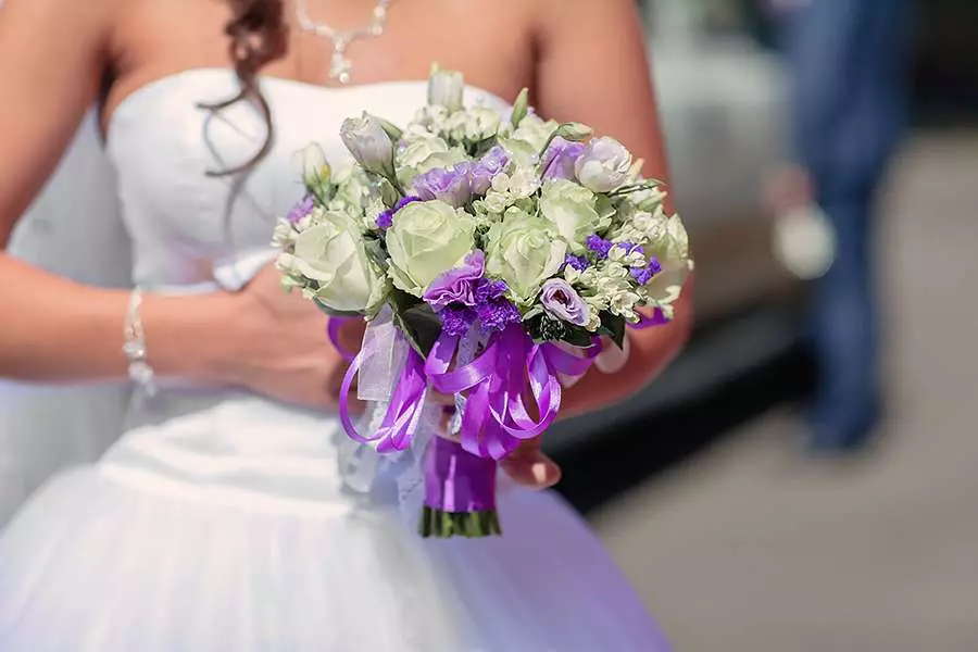 Menyasszonyi csokor rózsa (74 fotók): Esküvői készítmények készült rózsa fehér eustomas, kék freesies és piros alstromeries 8005_32