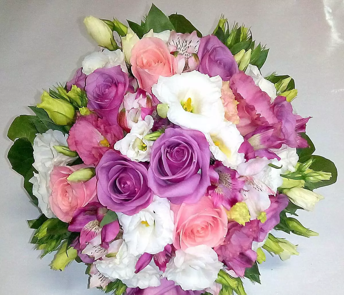 Bouquet de mariée de roses (74 photos): Mariage Compositions en roses avec des EUSTOMAS blancs, des freesdies bleues et des alstromères rouges 8005_33