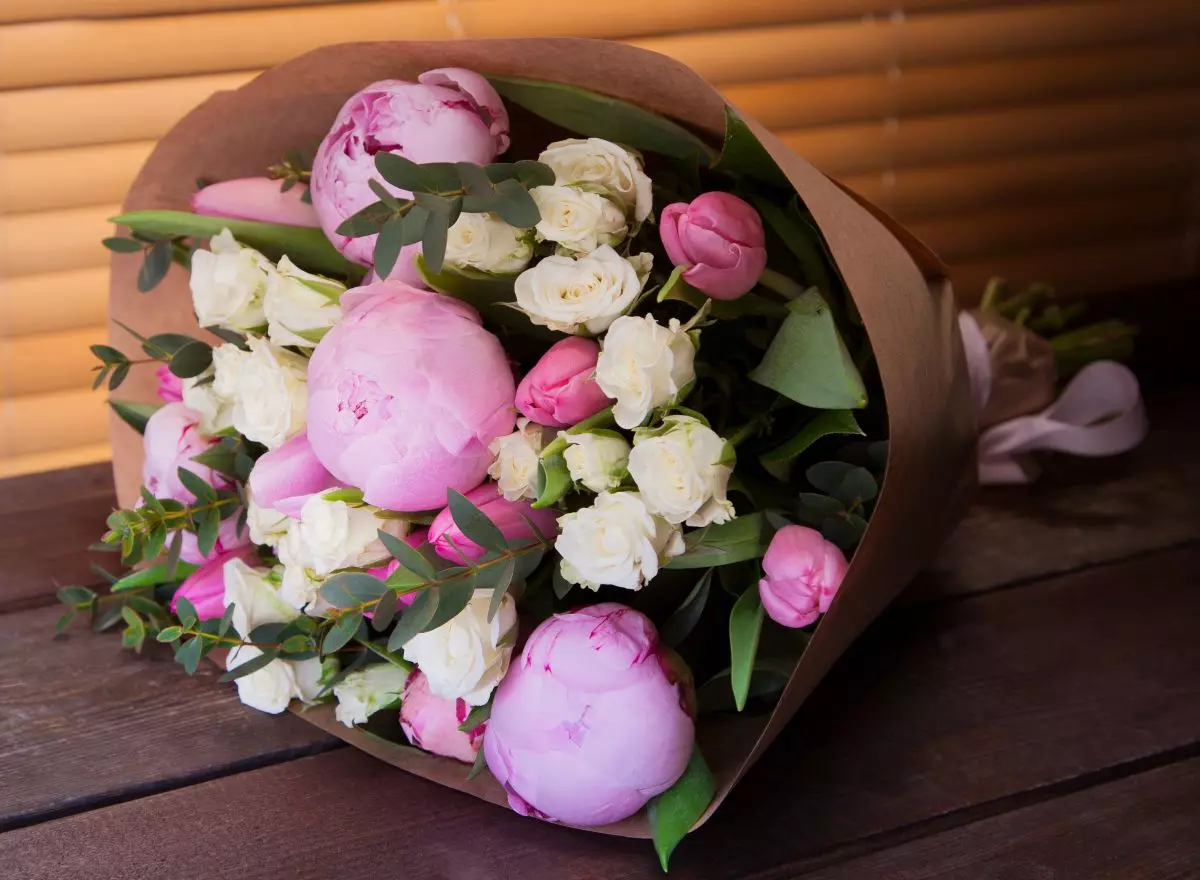 Poročna šopek vrtnic (74 fotografij): Poročne kompozicije iz vrtnic z belimi Eustomas, modrimi freesies in rdečimi altromerji 8005_35