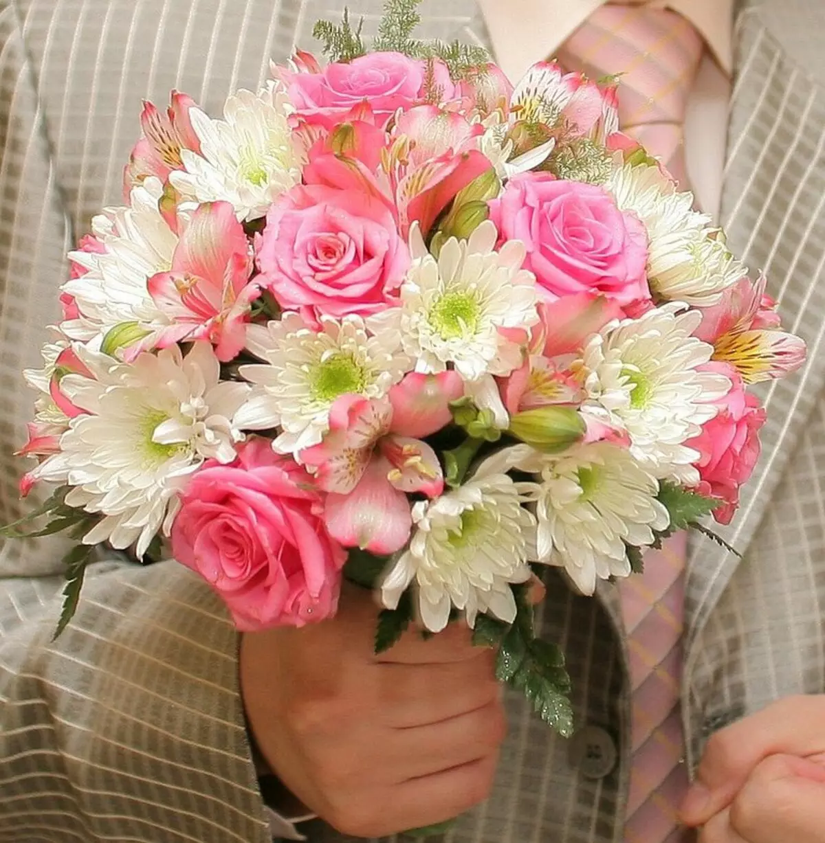 ช่อดอกไม้เจ้าสาวของดอกกุหลาบ (74 รูป): องค์ประกอบงานแต่งงานที่ทำจากดอกกุหลาบกับ Eustomas สีขาว, Freesies สีน้ำเงินและ alstromeries สีแดง 8005_36