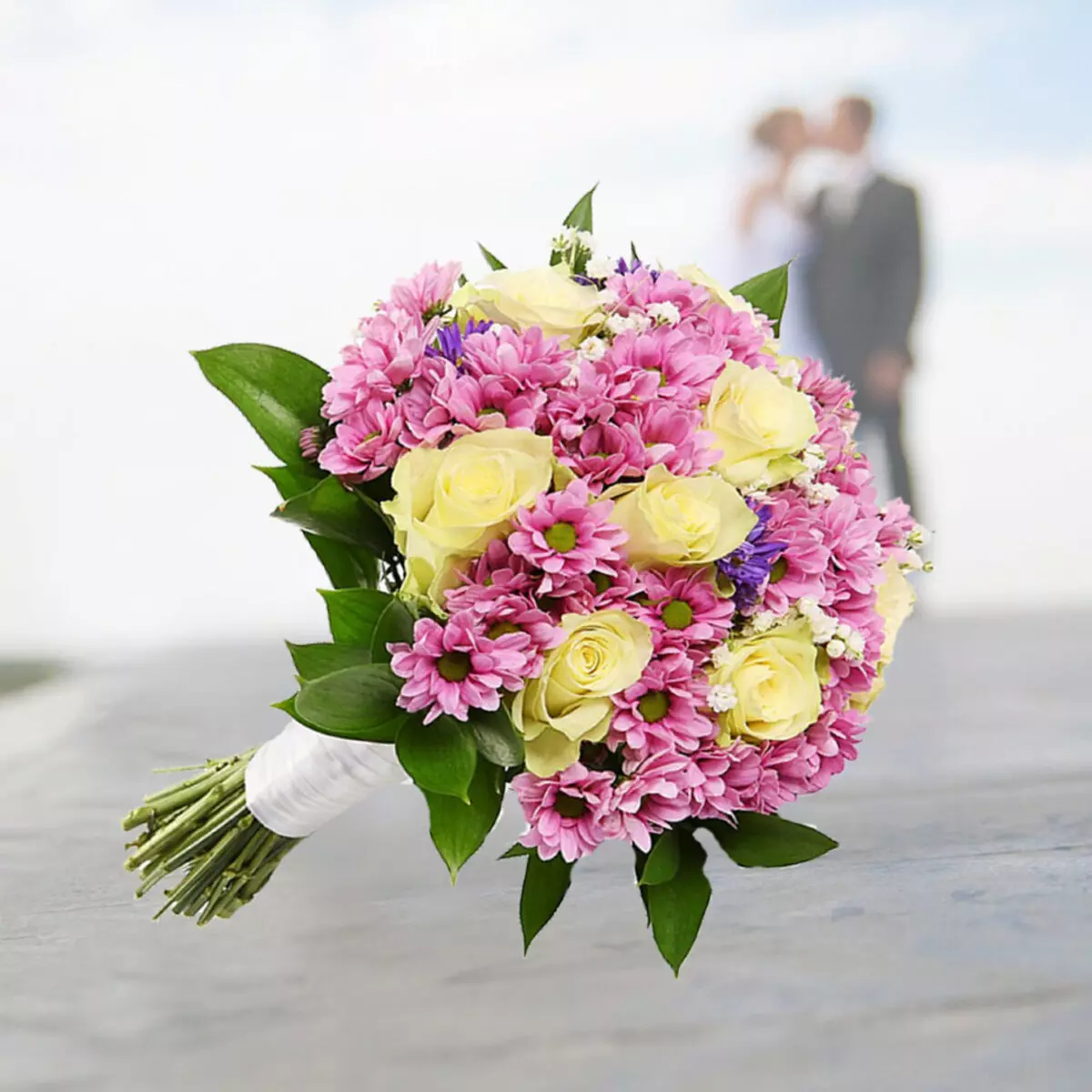 Bouquet de novia de rosas (74 fotos): composicións de matrimonio feitas de rosas con eustomas brancos, freesías azuis e alstromías vermellas 8005_37