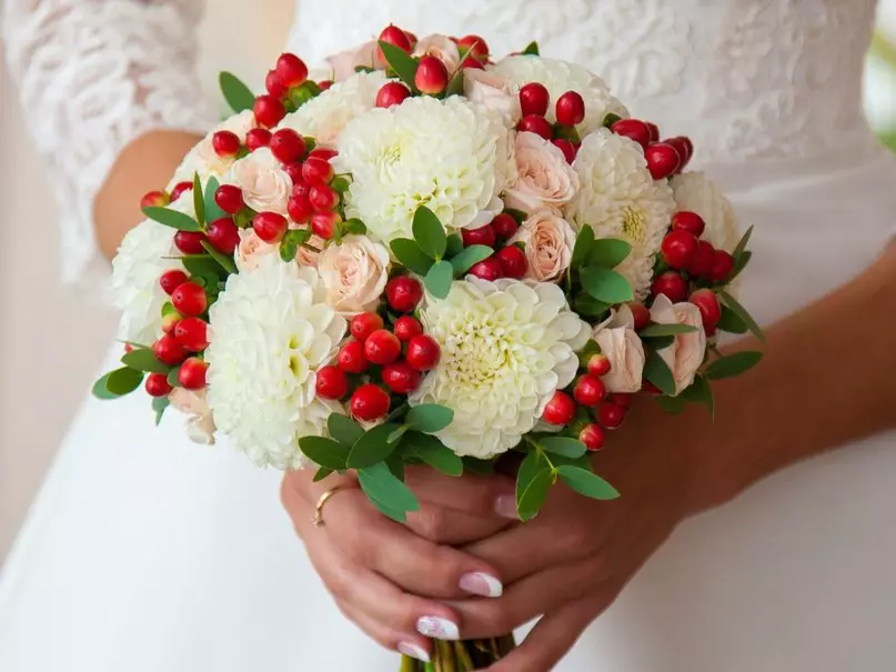 Menyasszonyi csokor rózsa (74 fotók): Esküvői készítmények készült rózsa fehér eustomas, kék freesies és piros alstromeries 8005_39