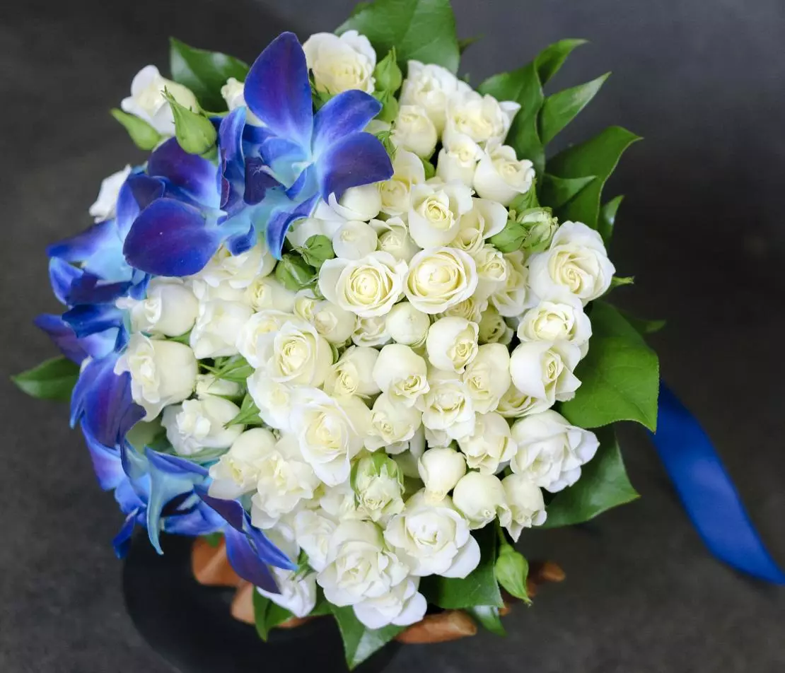 Bukiet ślubny róż (74 zdjęć): Kompozycje ślubne wykonane z róż z białymi eustomasami, niebieskimi frezami i czerwonymi allomerami 8005_4