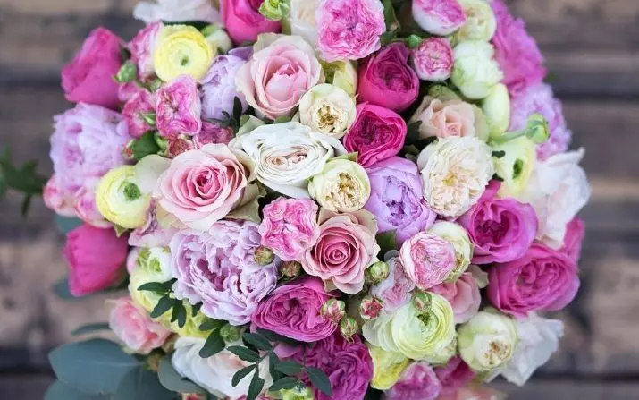 Bouquet de novia de rosas (74 fotos): composicións de matrimonio feitas de rosas con eustomas brancos, freesías azuis e alstromías vermellas 8005_42