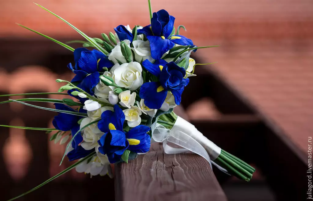 Menyasszonyi csokor rózsa (74 fotók): Esküvői készítmények készült rózsa fehér eustomas, kék freesies és piros alstromeries 8005_43
