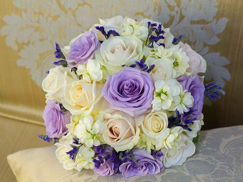 Bridal bouquet of roses (74 photos): Wedding compositions made of roses with white eustomas, blue freesies and red alstromeries 8005_44