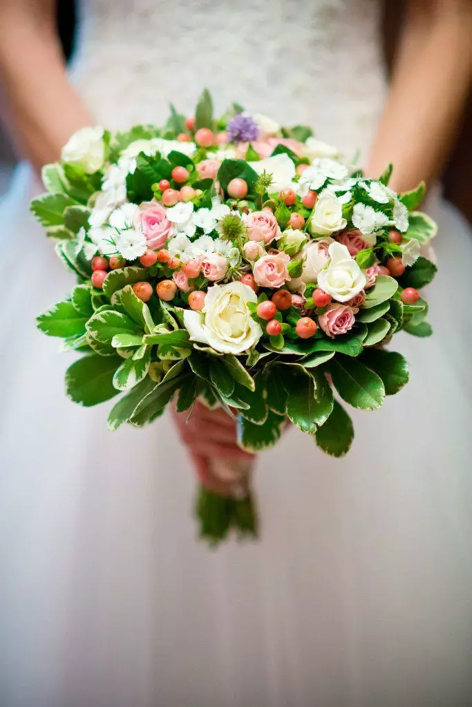 Bukiet ślubny róż (74 zdjęć): Kompozycje ślubne wykonane z róż z białymi eustomasami, niebieskimi frezami i czerwonymi allomerami 8005_46
