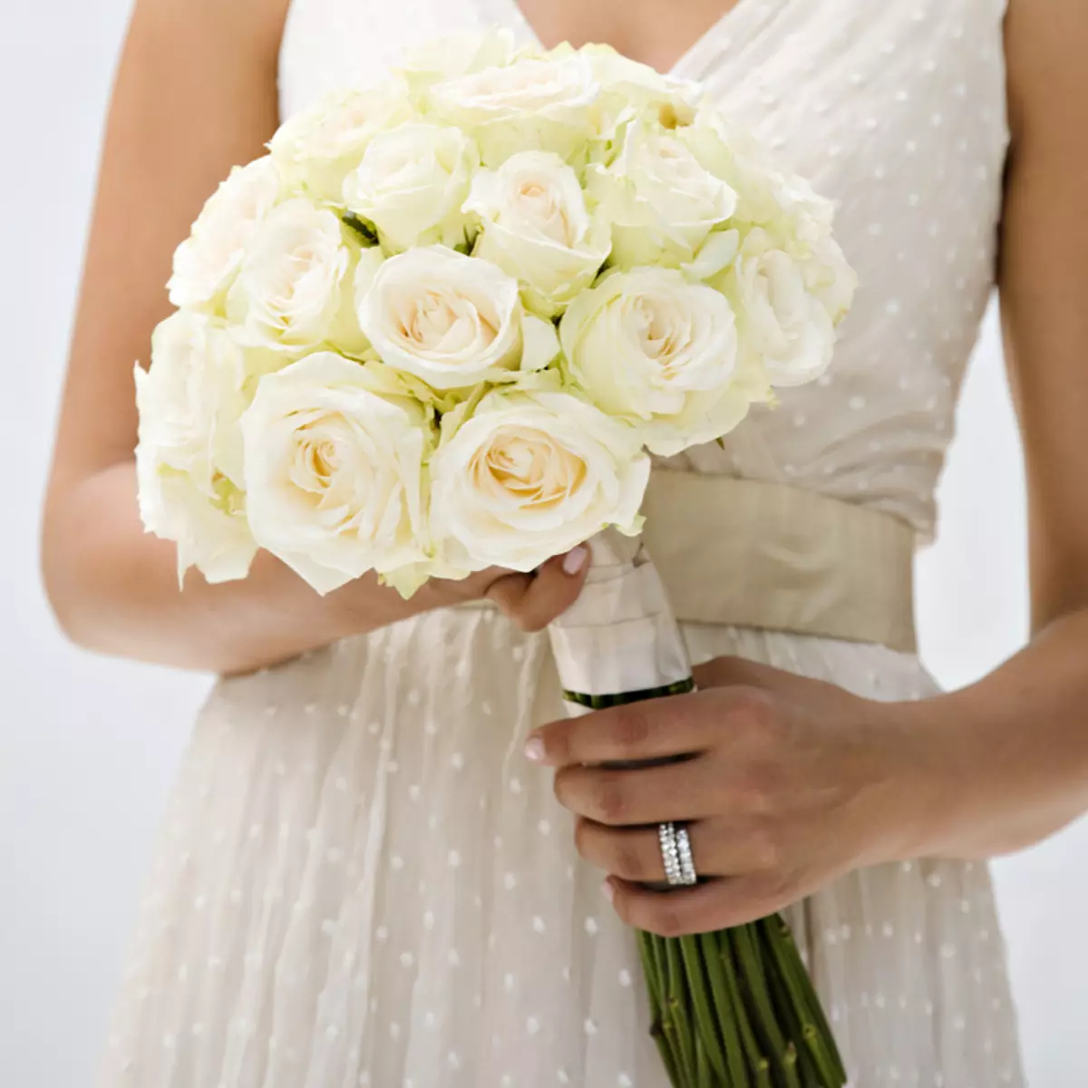 Bouquet de novia de rosas (74 fotos): composicións de matrimonio feitas de rosas con eustomas brancos, freesías azuis e alstromías vermellas 8005_48