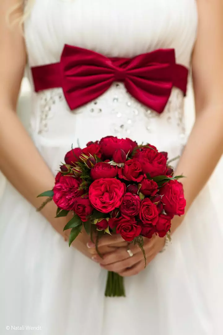 Brudebukett av roser (74 bilder): Bryllupsammensetninger laget av roser med hvite eustomas, blå frelser og røde alstromier 8005_49
