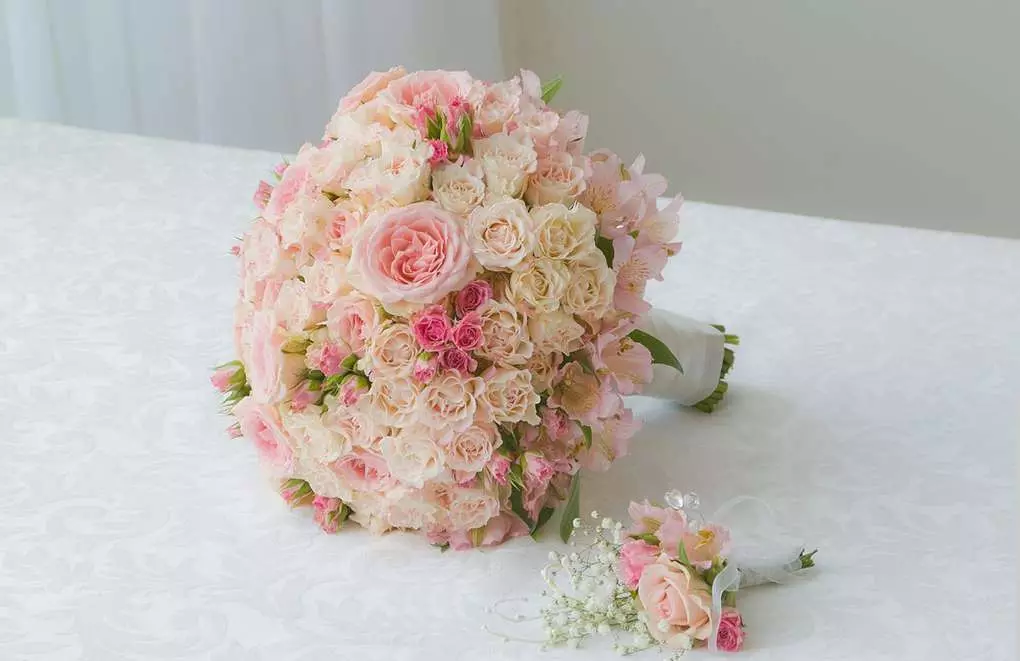 Menyasszonyi csokor rózsa (74 fotók): Esküvői készítmények készült rózsa fehér eustomas, kék freesies és piros alstromeries 8005_5
