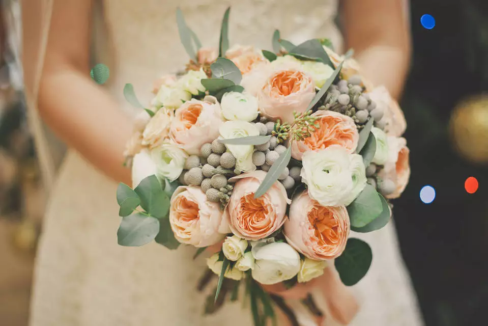 Brudebukett av roser (74 bilder): Bryllupsammensetninger laget av roser med hvite eustomas, blå frelser og røde alstromier 8005_51