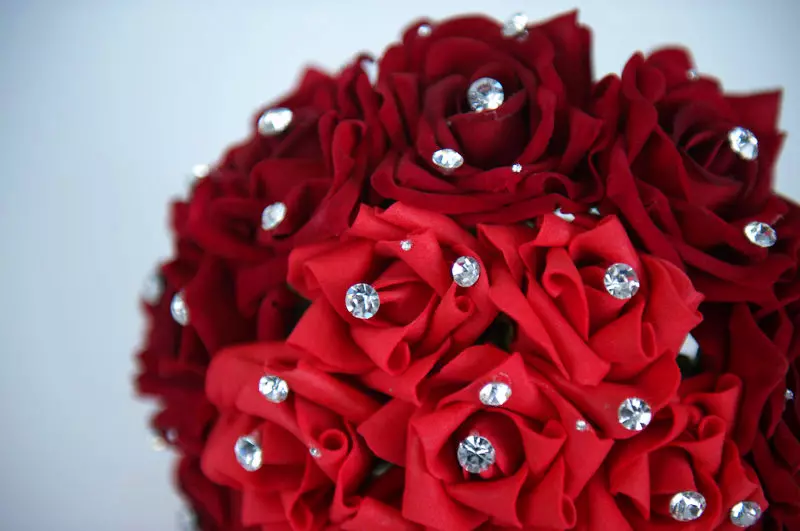 Brudebukett av roser (74 bilder): Bryllupsammensetninger laget av roser med hvite eustomas, blå frelser og røde alstromier 8005_53