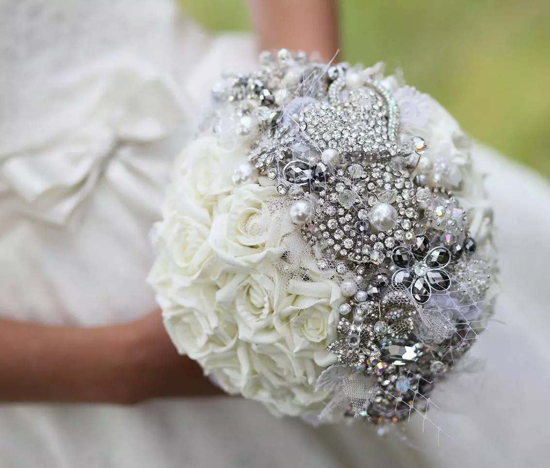 Svadba buket ruža (74 fotografije): Wedding kompozicije napravljen od ruža sa bijelim eustomas, plava freesies i crvene alstromeries 8005_54